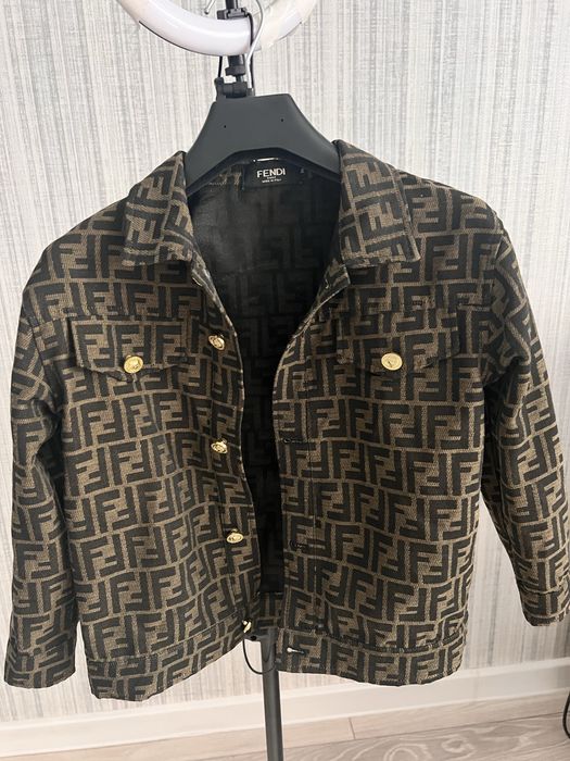 Продаю детскии малчековы вещи под оригенал очен