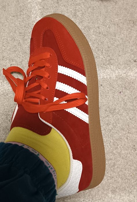 Продам кроссовки женские