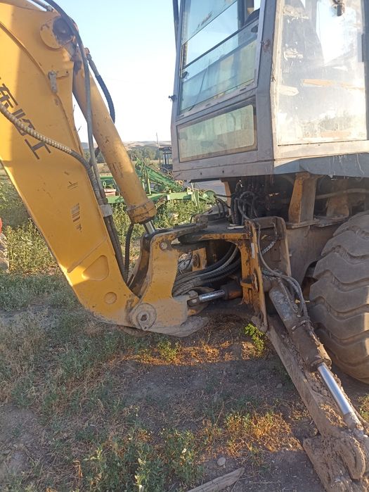 Lgb680э́кскаватор-погрузчик