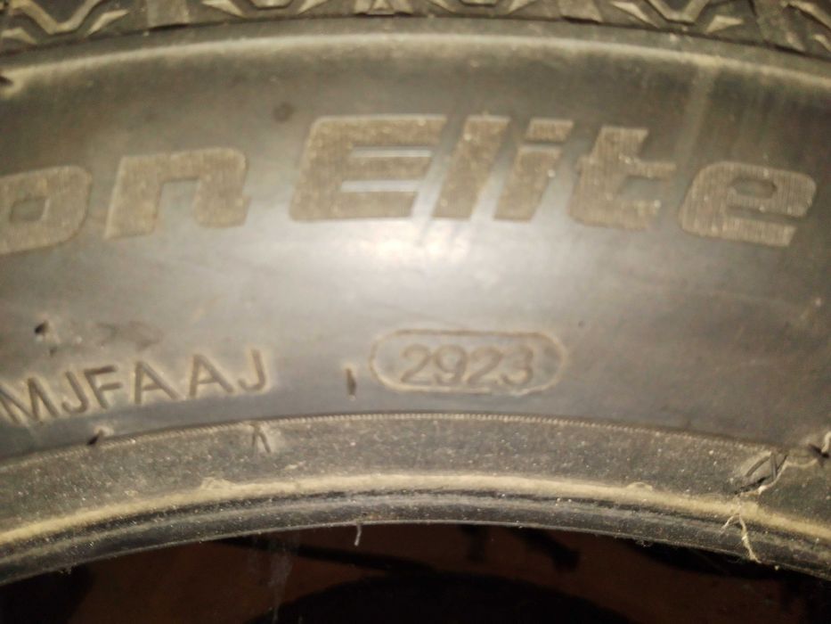 Продават се два броя зимни гуми 235 45 17
