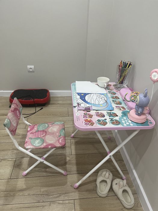 Парта и  стулья цвет розовый для девочек