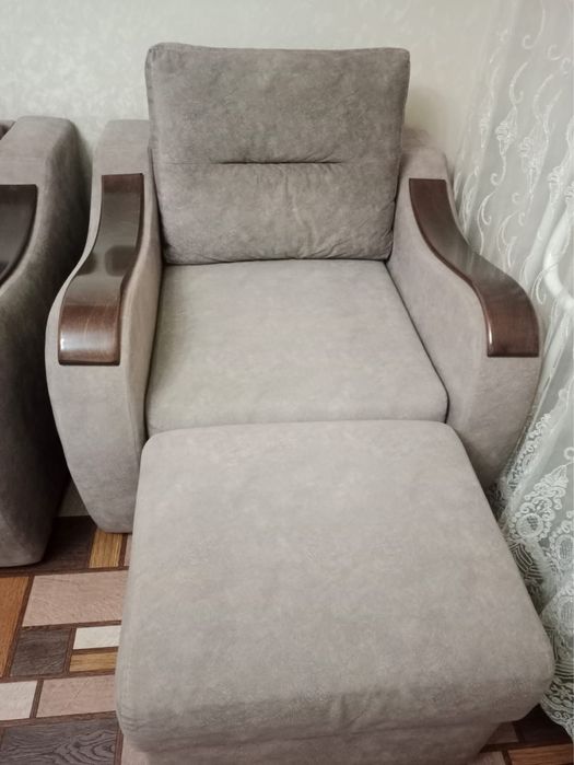 Продам диван с креслом и пуфиком