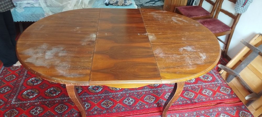 Oshxonaga ochilib yopiladigan stol 6 ta stuli bilan sotiladi