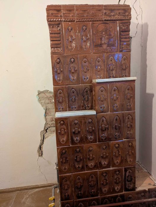 Sobă de teracotă veche, maro închis–completă și solidă. Sau set 4 sobe