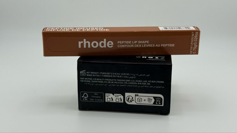 Новата пудра на Huda Beauty и best seller-ът на Rhode Peptide Lip Liner