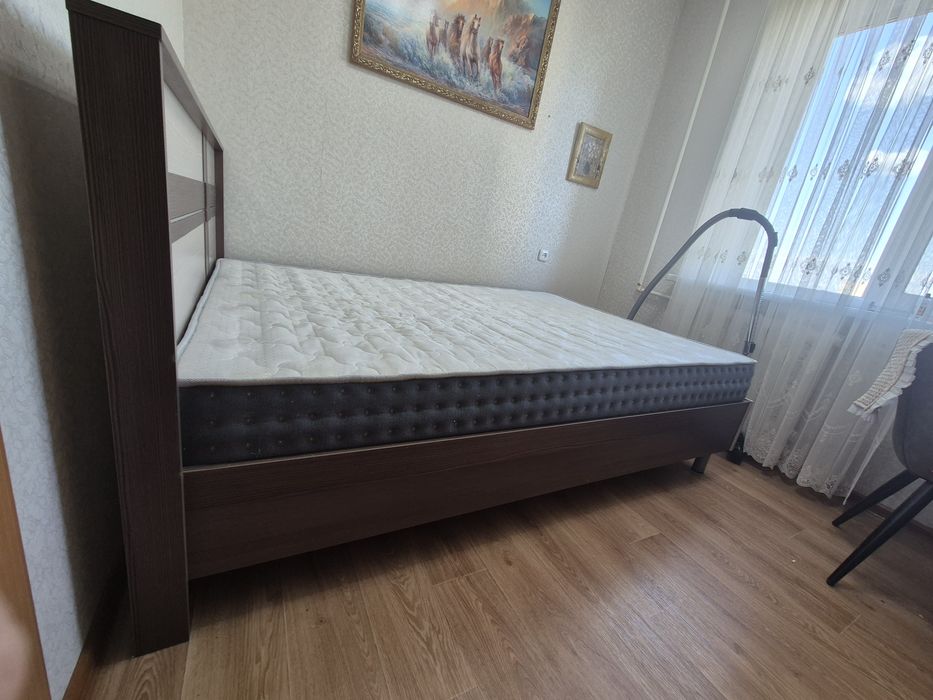 Кровать двуспальная с матрасом