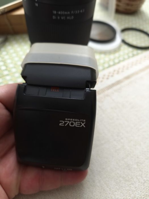 Canon 200D, 18-55 mm, blitz Canon