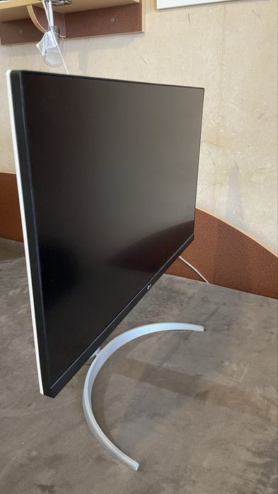 Монитор LG 27UP650 като нов