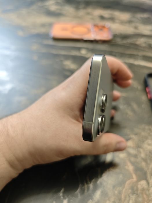 iPhone 15 pro 256 titanium