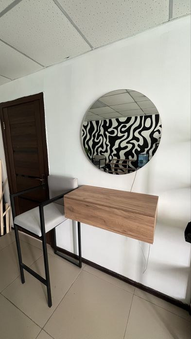 Столик с зеркалом