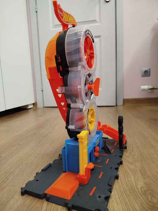 Детска писта Hot Wheels City център за гуми