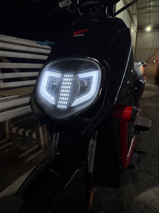 Skuter elektron satiladi tezlik 50 60 km bir zaryad yurid