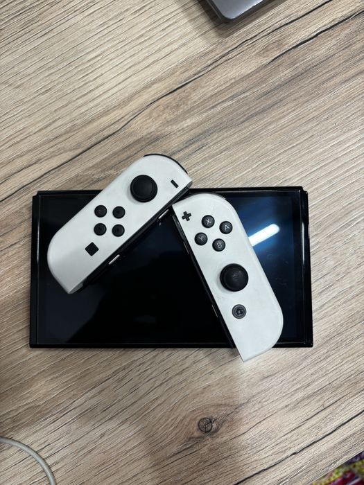 Игровая приставка Nintendo Switch OLED белый