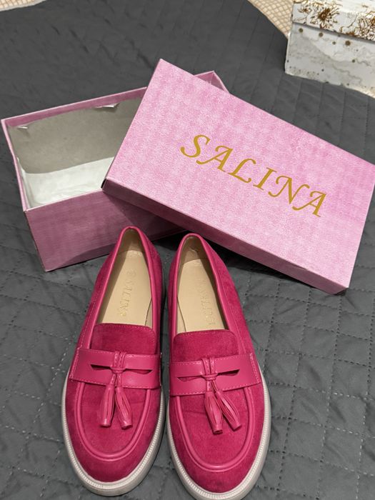 Ярко розовые туфли