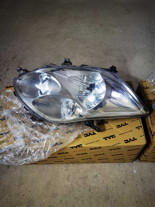 Фар за Toyota Auris