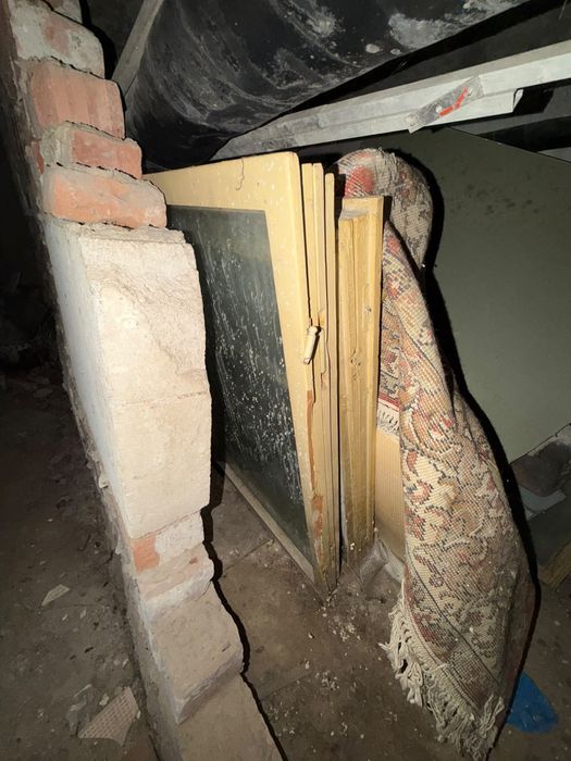 Vând uși vechi și lemne + serviciu de golire beci (contra cost)