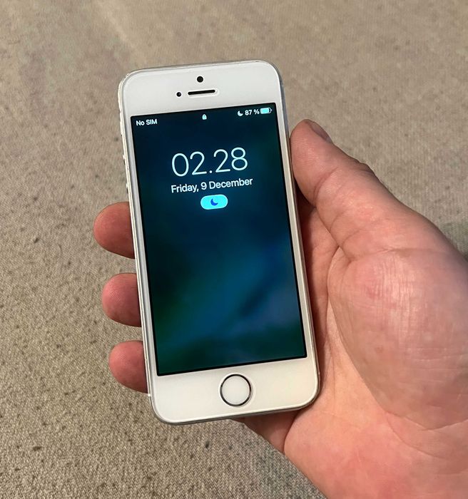 iPhone SE 16GB Silver, functioneaza dar este blocat cu parola
