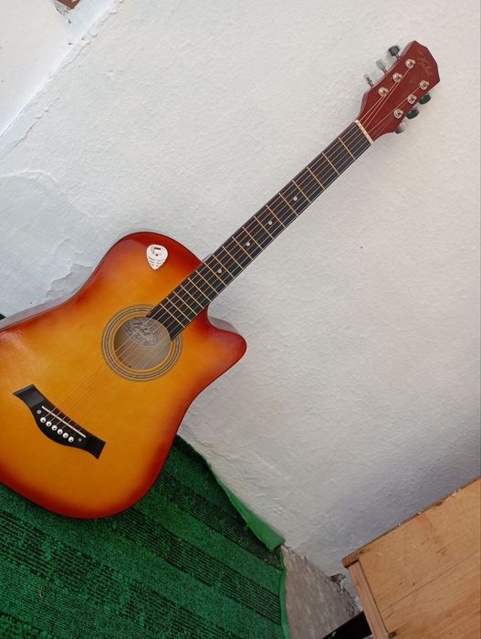 Yangi gitara sotiladi