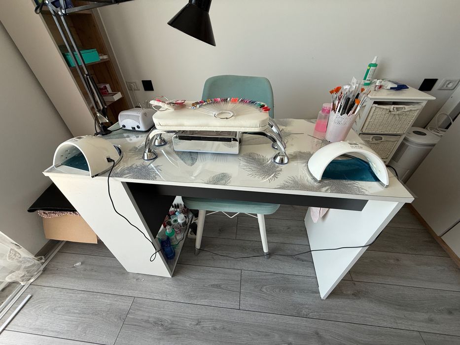 Vand birou de unghii cu set complet pentru manichiura