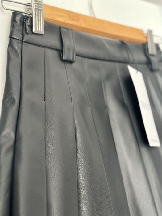 Черна кожена пола Stradivarius