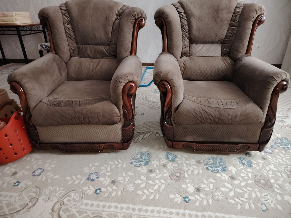 Продам диван с креслами