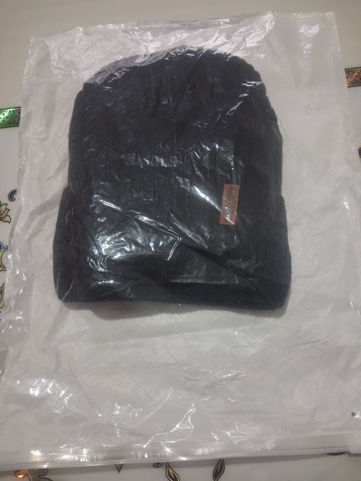 Продам шапки новые