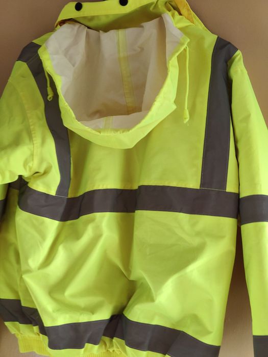 Продавам английско топло яке от промазан плат