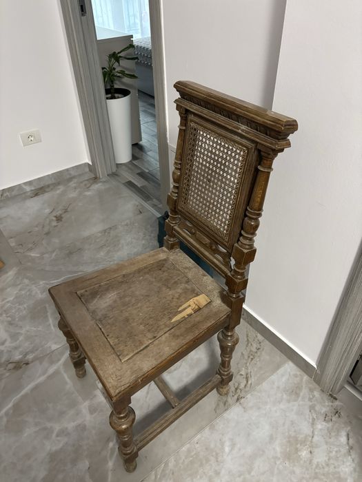 Scaun nerestaurat din lemn masiv si spatar din ratan