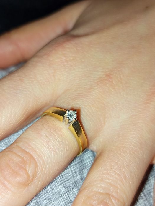 Златен пръстен с диамант