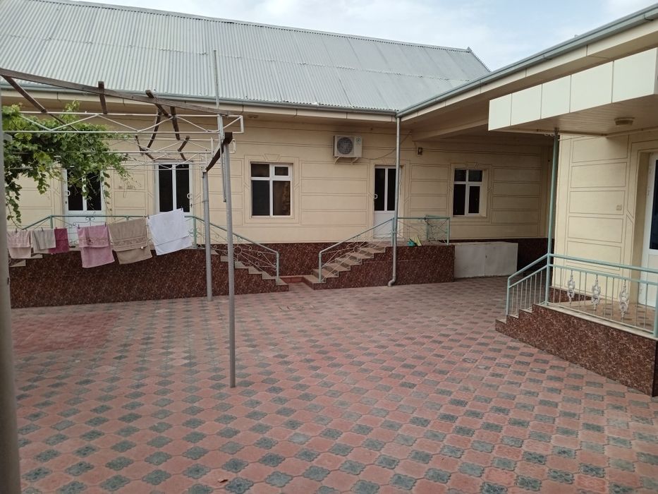 Ховли сотилади кировда  8хона 9 соток хамма шароити бор 85000 ками бор