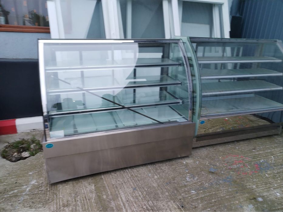 Vând vitrine pentru cofetarie sau carmangerie