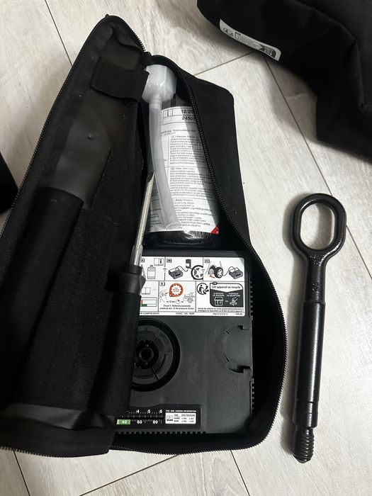 Kit compresor auto nou cu spuma, surubelnita, carlig tractare si husa