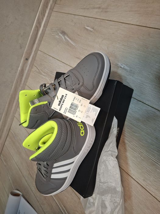 Adidas оригинални маратонки.
