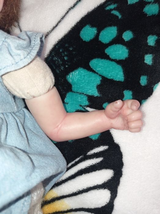 Vând păpușă realistica