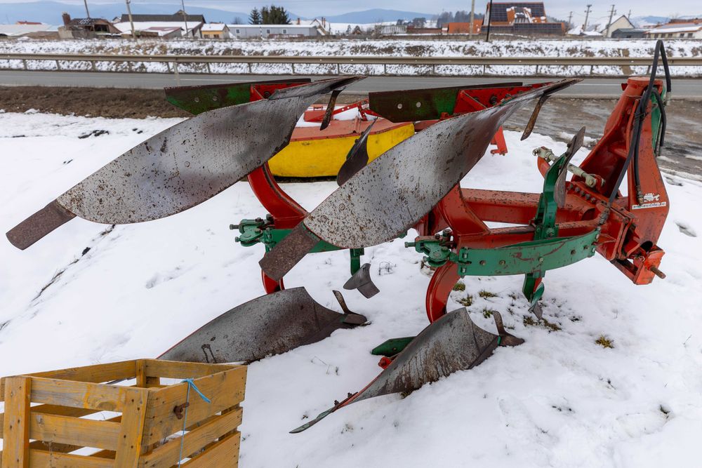 Plug reversibil Kverneland – 2 trupițe – acționare hidraulică