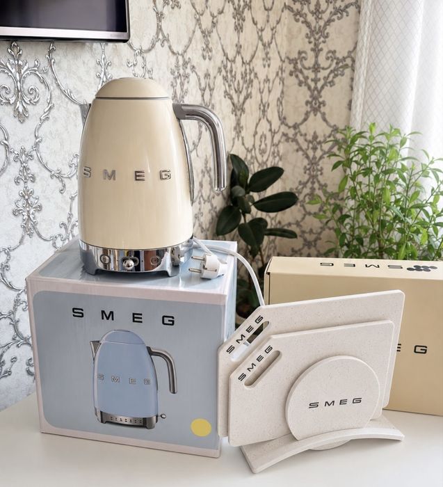 Чайник Smeg и Доска