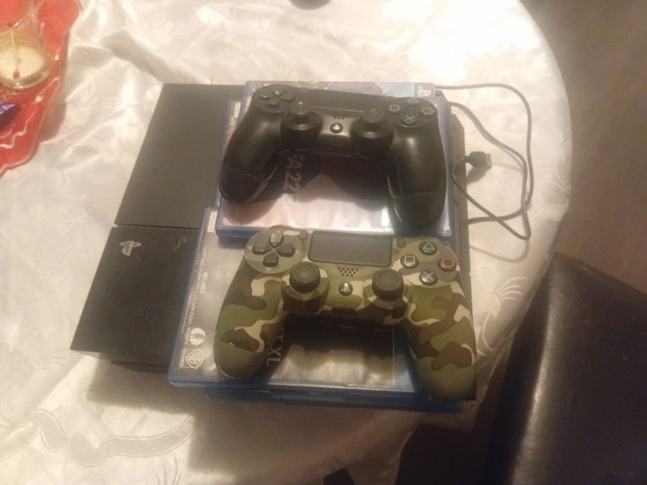 Vand ps4, are 6 jocurii si gta 5 in el, are 2 manete