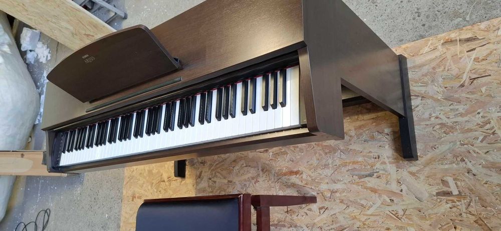 Pianina Yamaha Arius YDP-140 (88 clape) + scaun pian cu reglare inaltime.