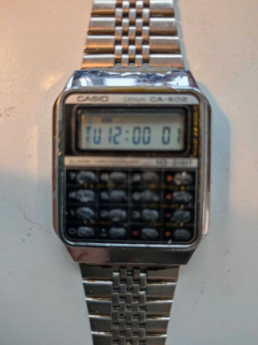 Продават се ретро ръчни електронни часовници с калкулатор CASIO