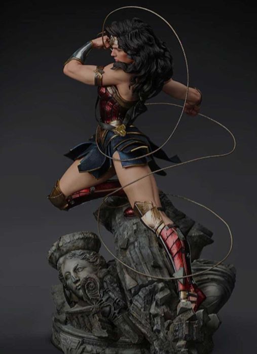Wonder Woman 1/4 Scale Statue/Figurina 
By Queen Studios DC Comics