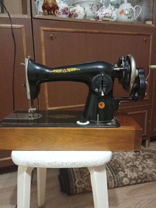 Продам швейную машинку  на разбор