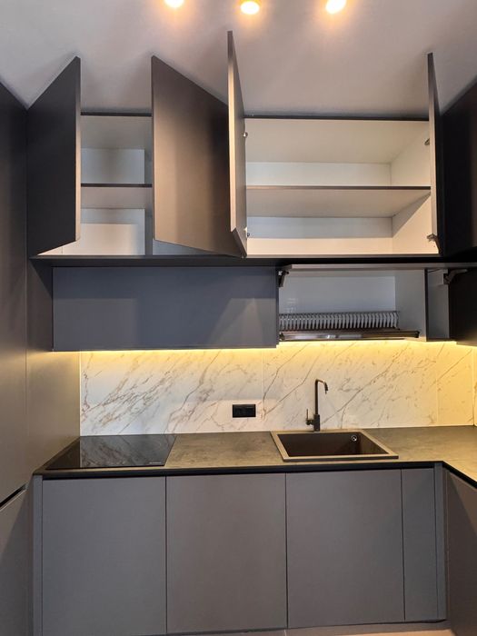 Напълно оборудвана кухня за вграждане (вариант и вкл. Ел. Уреди)