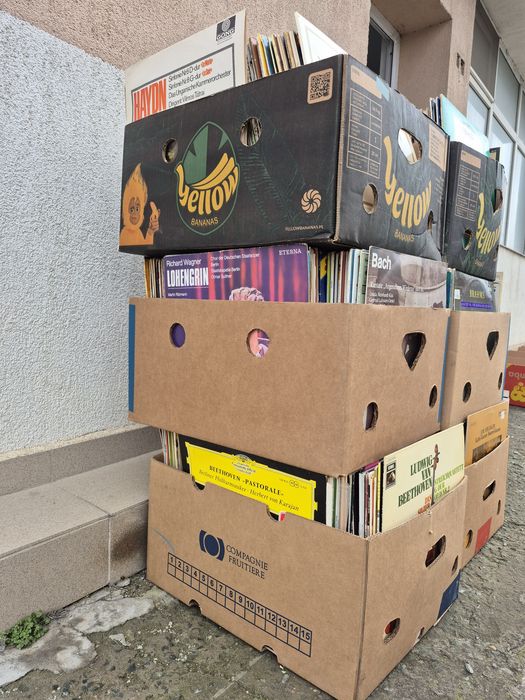 Vând lot 100 de discuri vinil cu muzică clasică mixtă pentru pick-up.