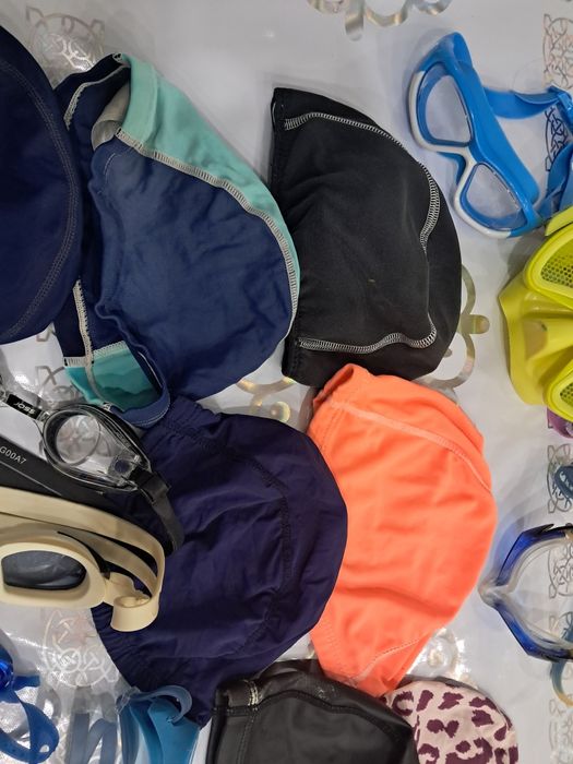 Спортивные шапочки для бассейна и очки.