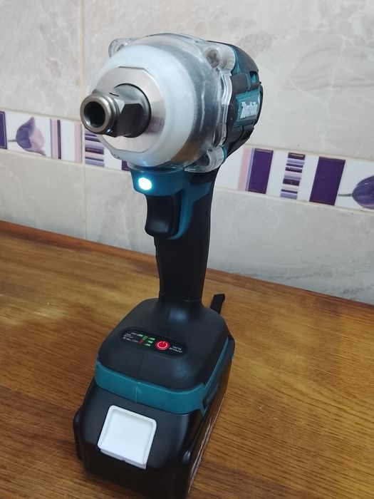 Înșurubat cu impact Makita DTW 285 cu o baterie de 6a Nou