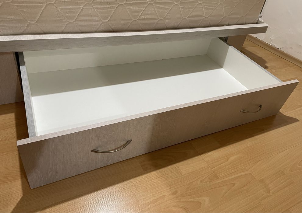 Спалня с табла и две нощни шкафчета + матрак 160/200см