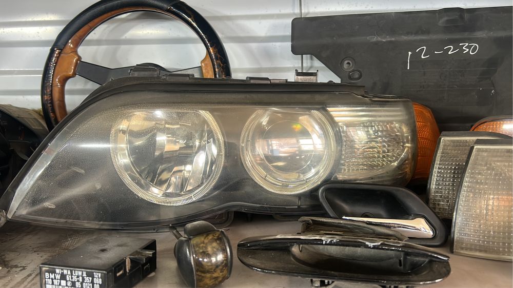 Продам фары от Е53. Рест. Оригинал. Пара