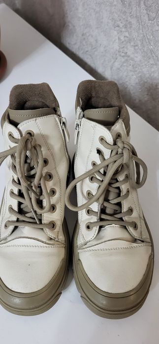 Продам обувь на девочку размер 34