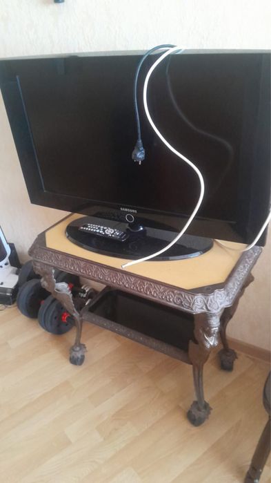 Телевизор Samsung с подставкой