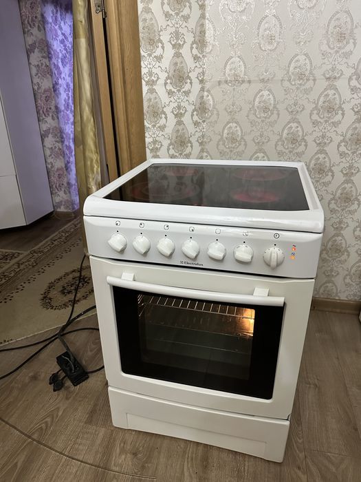 Стеклокерамическая плита Electrolux 60/60